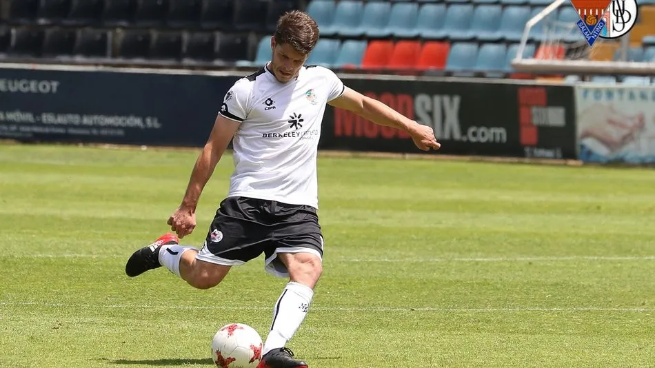 Amaro realiza un centro durante un encuentro. Foto: www.cfsalmantinouds.com