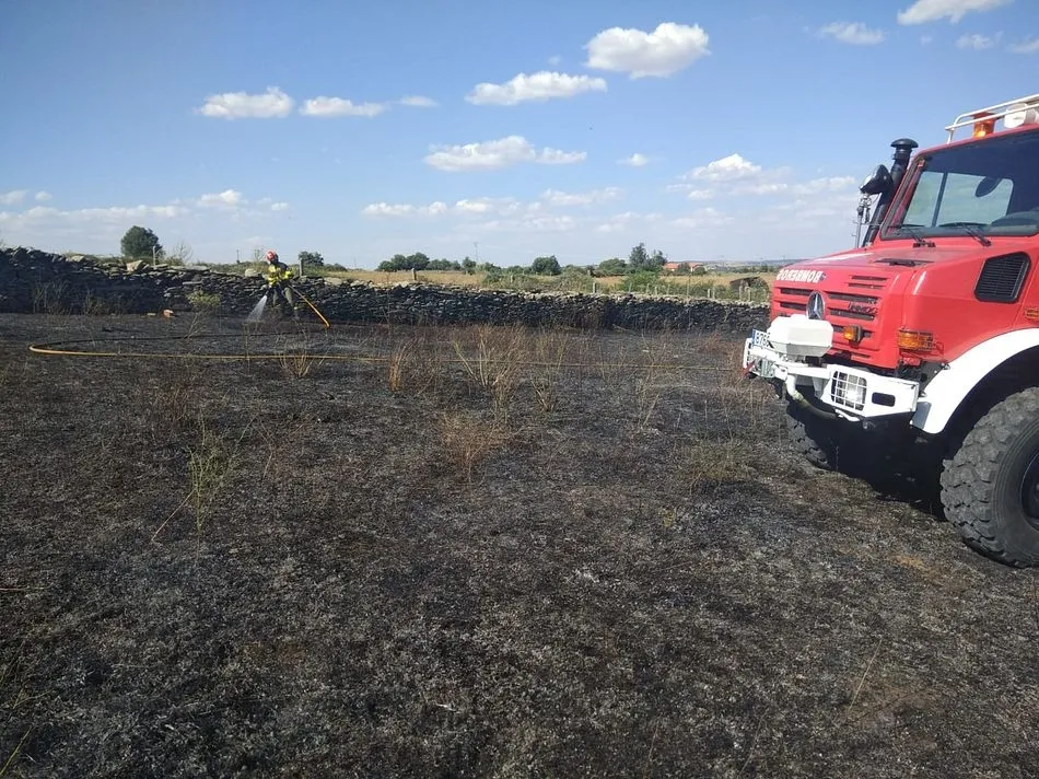 El incendio calcinó una pequeña porción de terreno en el camino de la villa antes de la llegada de los Bomberos de Guijuelo