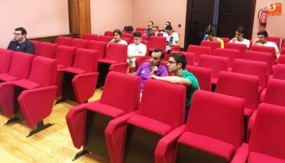 Foto 2 - Tensa reuni&oacute;n del ayuntamiento con j&oacute;venes y pe&ntilde;as