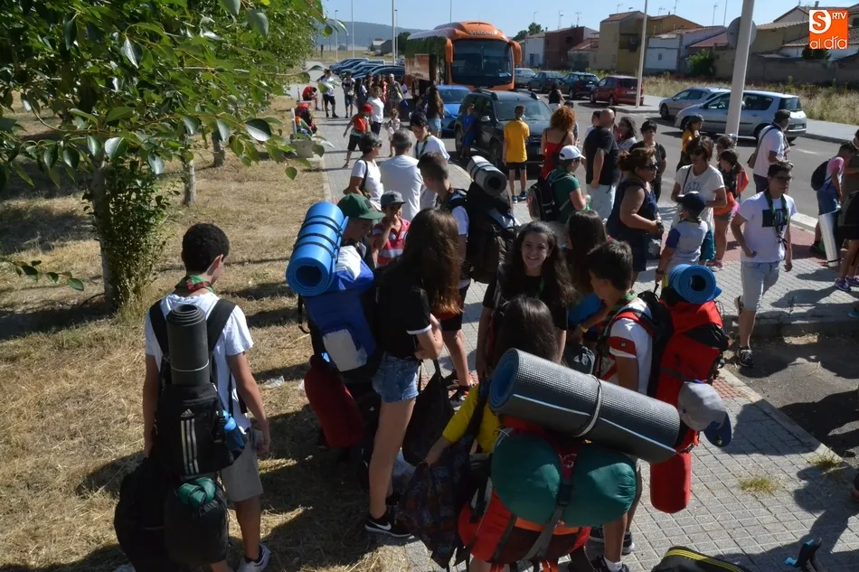 Foto 11 - Casi un centenar de scouts se van de campamento a La Bastida  