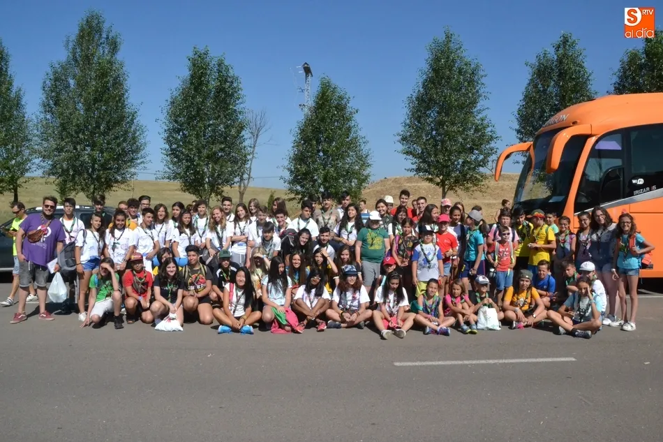 Foto 4 - Casi un centenar de scouts se van de campamento a La Bastida  
