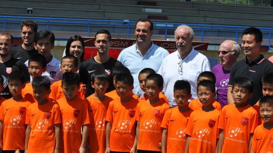 Vicente del Bosque visita el campus de fútbol en el que participan 35 niños chinos