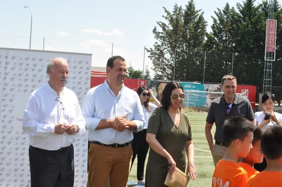 Foto 2 - Vicente del Bosque visita el campus de f&uacute;tbol en el que participan 35 ni&ntilde;os chinos
