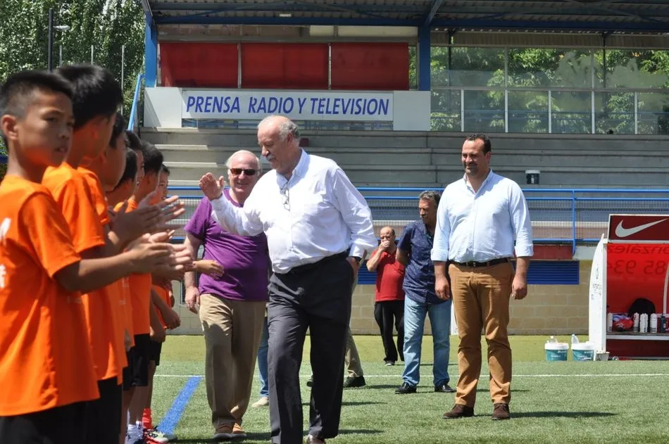 Foto 3 - Vicente del Bosque visita el campus de f&uacute;tbol en el que participan 35 ni&ntilde;os chinos