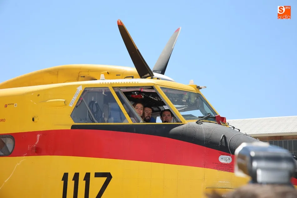 Virginia Barcones, Guillermo Fernández y el consejero Suárez-Quiñones, en uno de los hidroaviones de Matacán. Fotos: Alberto Martín