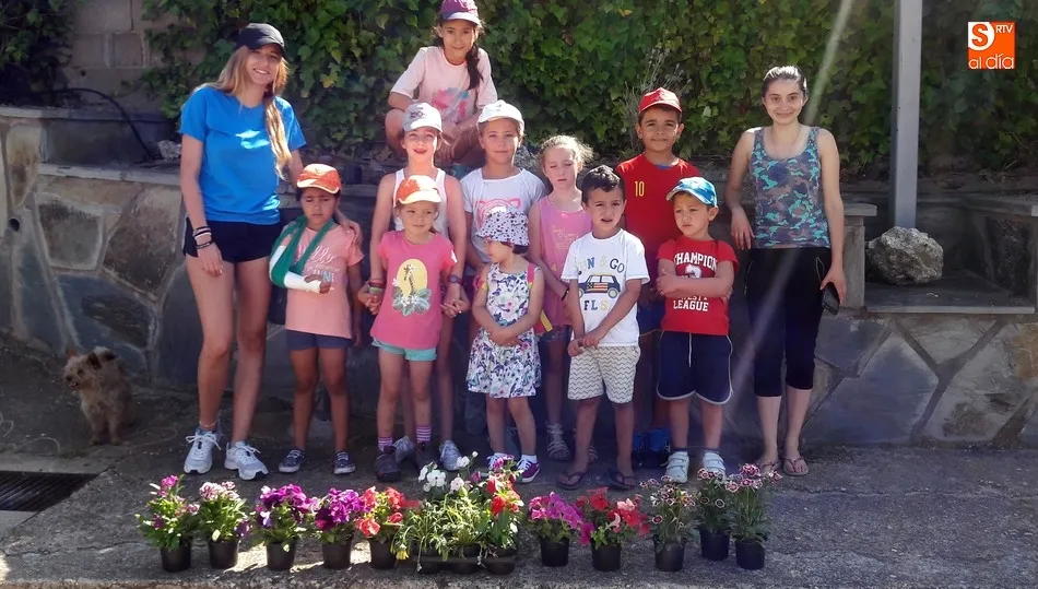 Grupo de niños que asiste por las mañanas al programa de actividades promovido por el Ayuntamiento