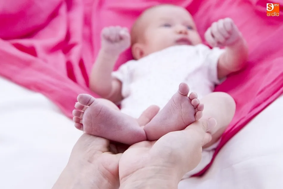 Prueba del talón en recién nacidos.