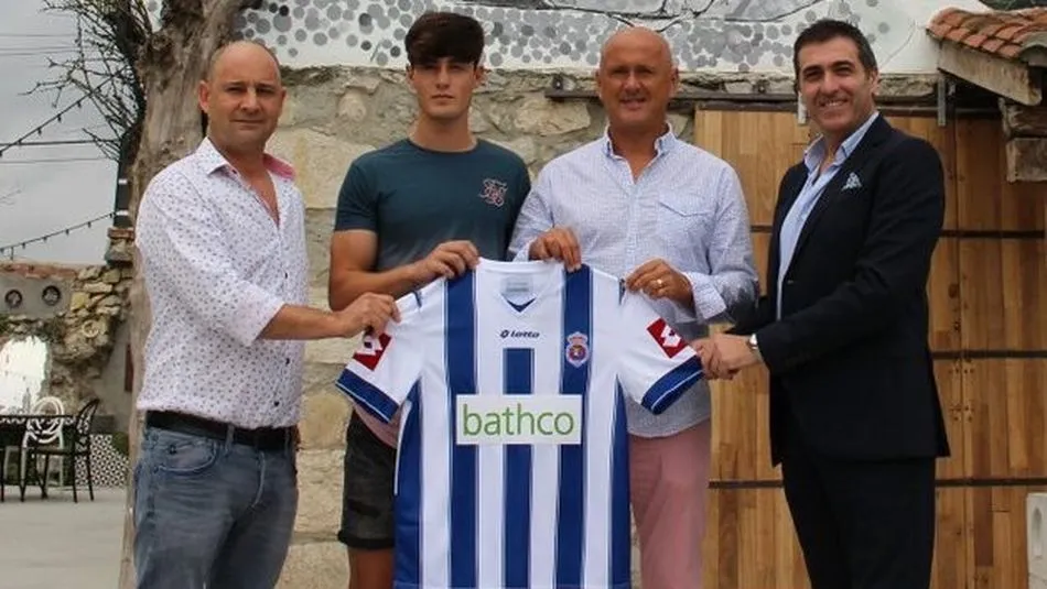 El futbolista charro, durante la presentación con el equipo cántabro.