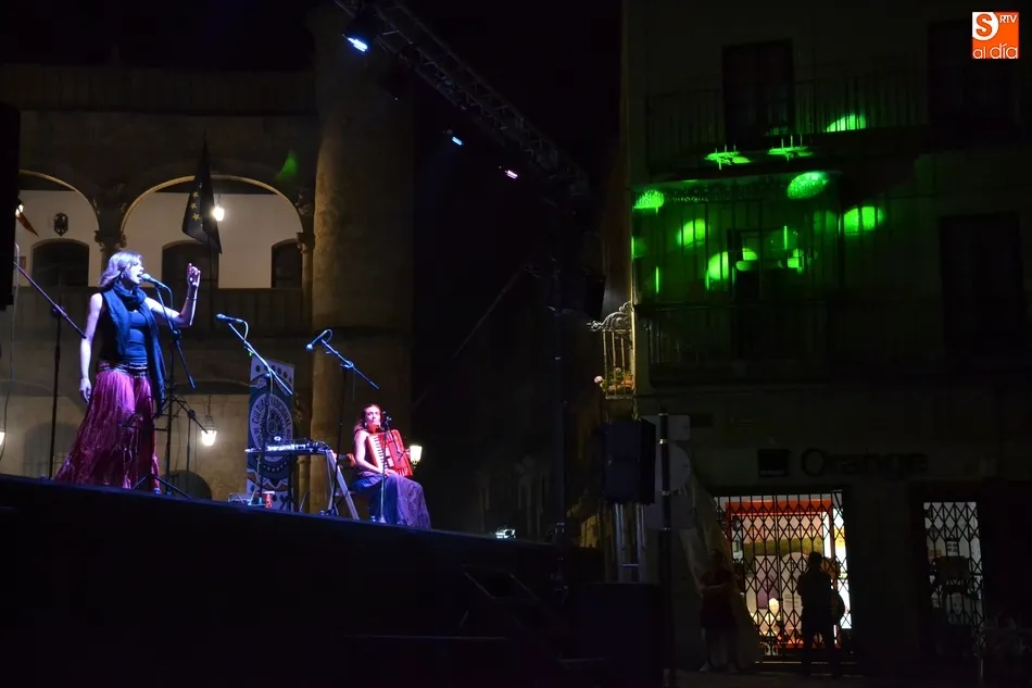 Foto 10 - Gran noche en la Plaza con uno de los grupos m&aacute;s veteranos del folk nacional  