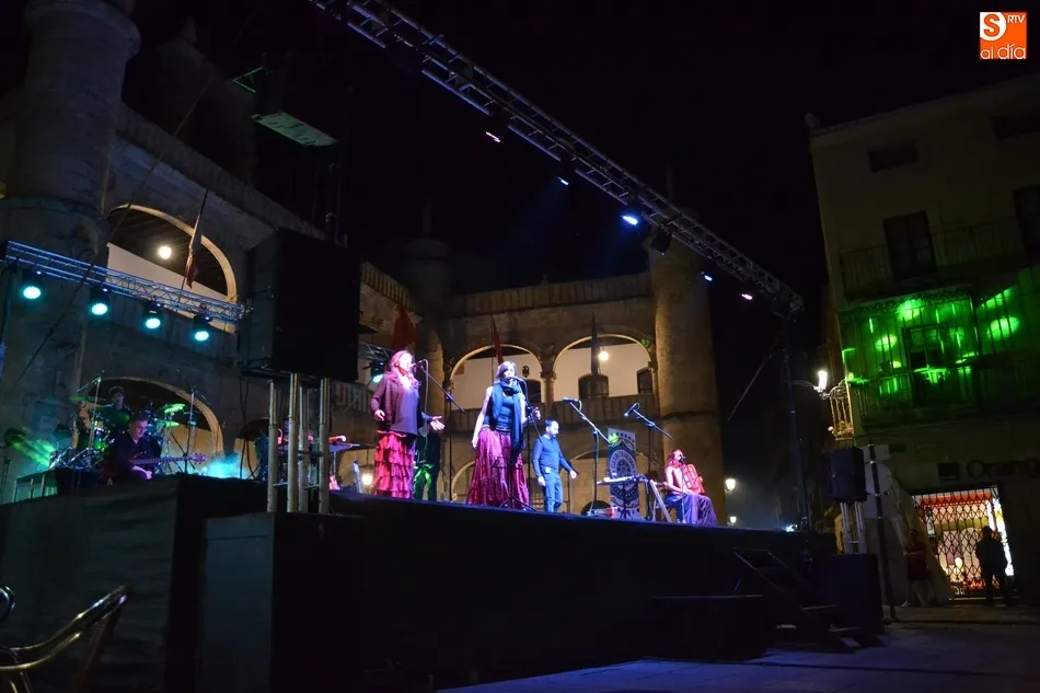 Foto 9 - Gran noche en la Plaza con uno de los grupos m&aacute;s veteranos del folk nacional  