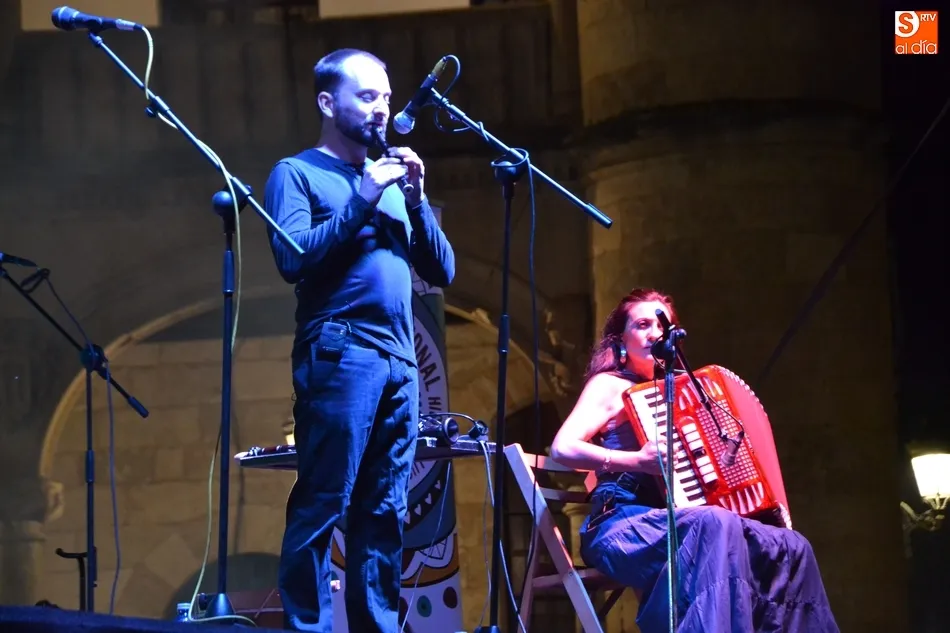 Foto 8 - Gran noche en la Plaza con uno de los grupos m&aacute;s veteranos del folk nacional  