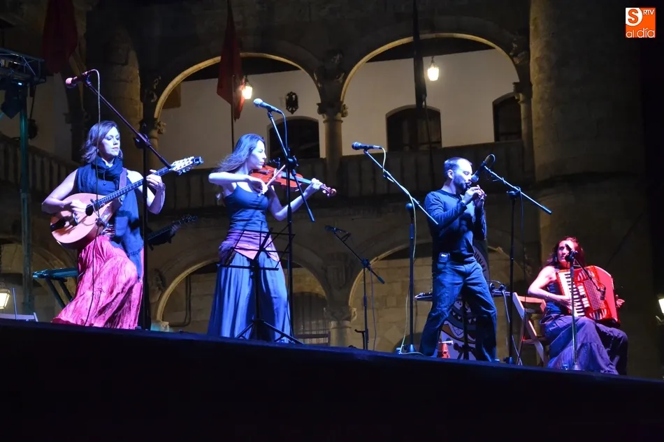 Foto 4 - Gran noche en la Plaza con uno de los grupos m&aacute;s veteranos del folk nacional  