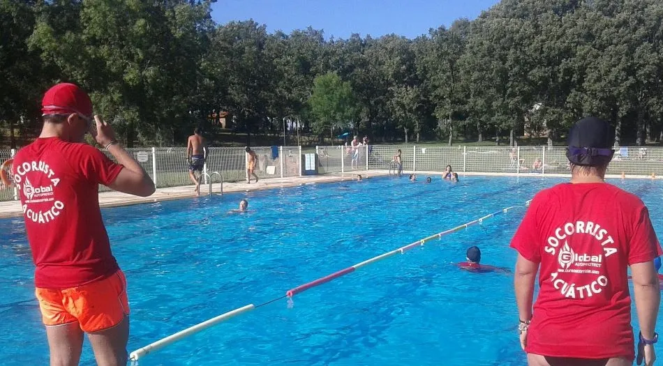 Foto 2 - La piscina de Martiago acoge un curso de socorrismo acu&aacute;tico  