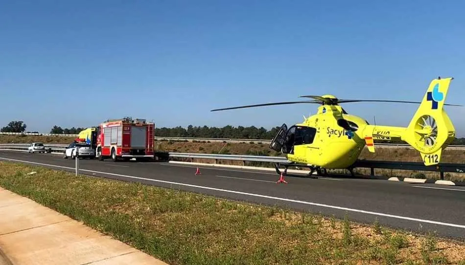 Foto 2 - Trasladados al Virgen de la Vega dos heridos tras un accidente de tr&aacute;fico cerca de Topas