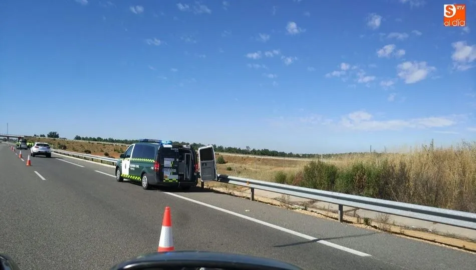 Foto 7 - Trasladados al Virgen de la Vega dos heridos tras un accidente de tr&aacute;fico cerca de Topas