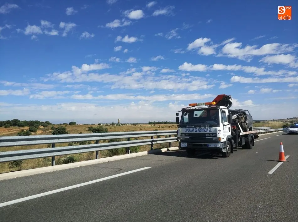 Foto 6 - Trasladados al Virgen de la Vega dos heridos tras un accidente de tr&aacute;fico cerca de Topas