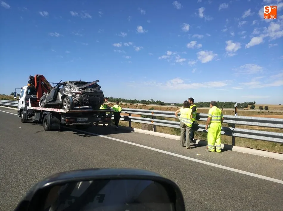 Foto 5 - Trasladados al Virgen de la Vega dos heridos tras un accidente de tr&aacute;fico cerca de Topas