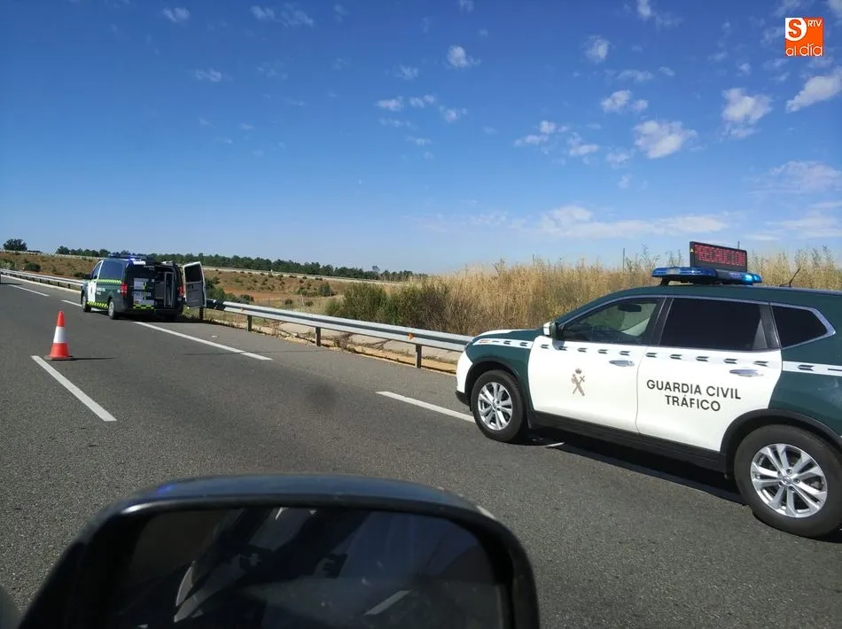 Foto 4 - Trasladados al Virgen de la Vega dos heridos tras un accidente de tr&aacute;fico cerca de Topas