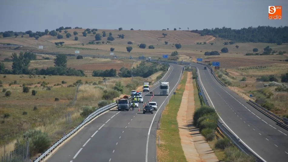 Foto 11 - Trasladados al Virgen de la Vega dos heridos tras un accidente de tr&aacute;fico cerca de Topas