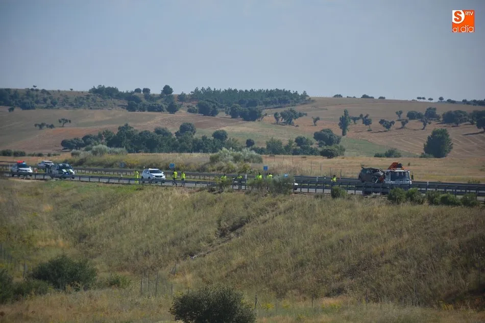 Foto 10 - Trasladados al Virgen de la Vega dos heridos tras un accidente de tr&aacute;fico cerca de Topas