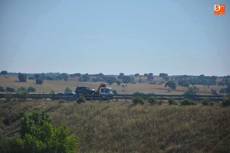 Foto 9 - Trasladados al Virgen de la Vega dos heridos tras un accidente de tr&aacute;fico cerca de Topas