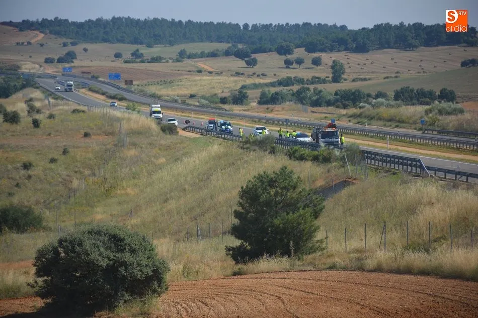 Foto 8 - Trasladados al Virgen de la Vega dos heridos tras un accidente de tr&aacute;fico cerca de Topas