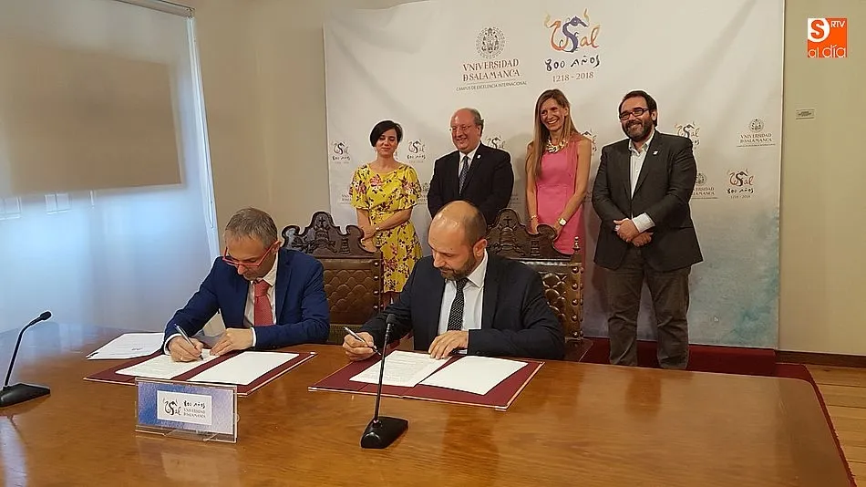 Firma de convenio de colaboración entre el rector y el representante del CC El Tormes