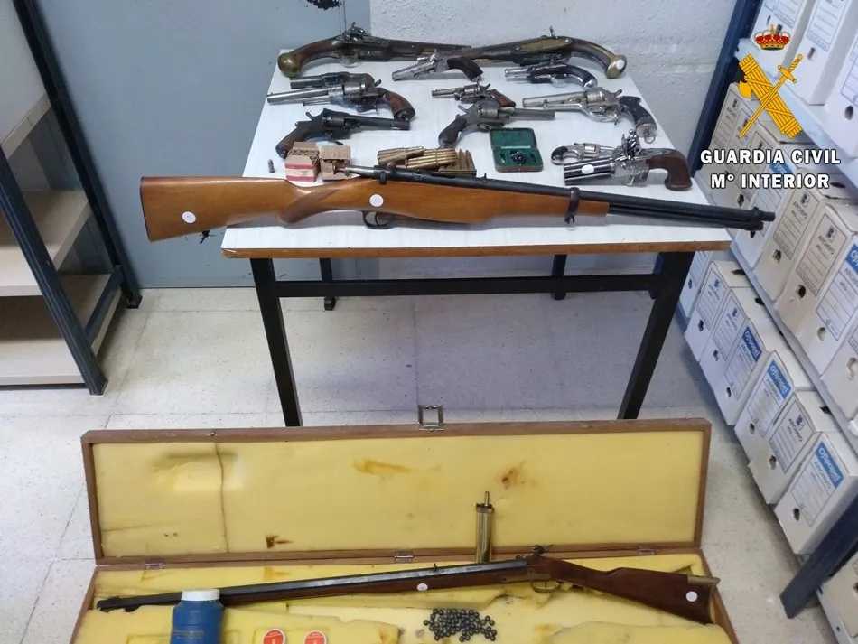 Foto 2 - Localizan en Salamanca 16 armas antiguas comercializadas de manera il&iacute;cita