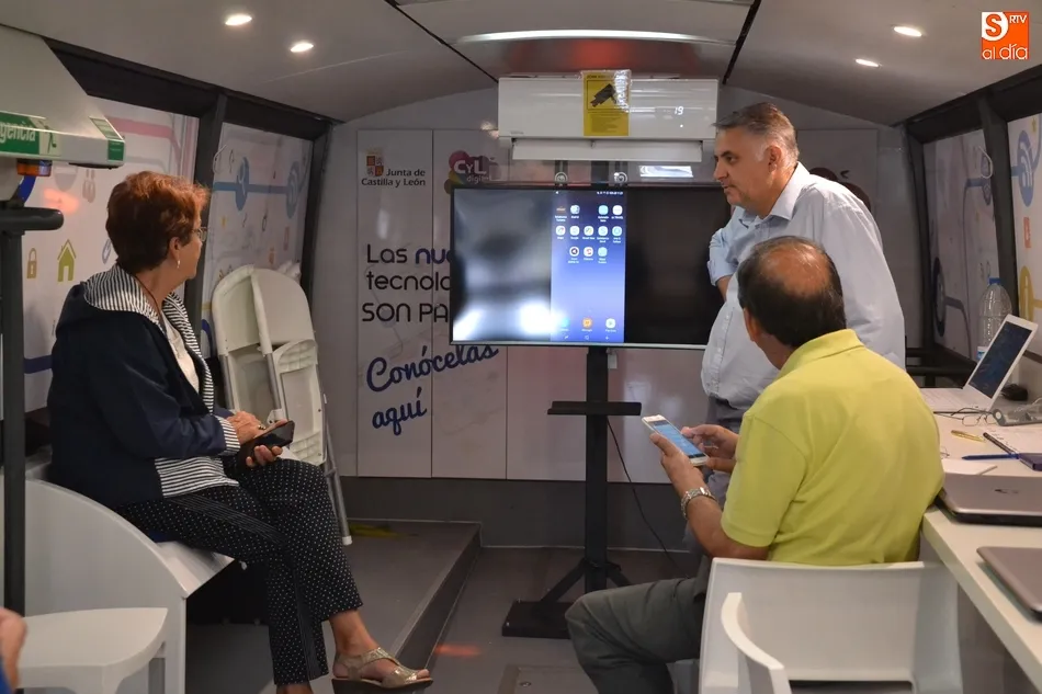 Foto 4 - El Ciberb&uacute;s CyL Digital hace parada en la ciudad con escasa respuesta  
