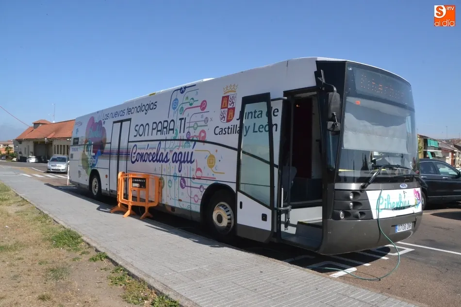 Foto 3 - El Ciberb&uacute;s CyL Digital hace parada en la ciudad con escasa respuesta  