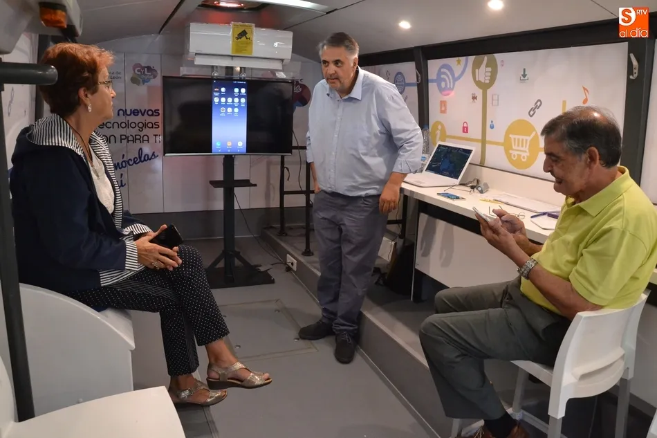 El Ciberbús CyL Digital hace parada en la ciudad con escasa respuesta  