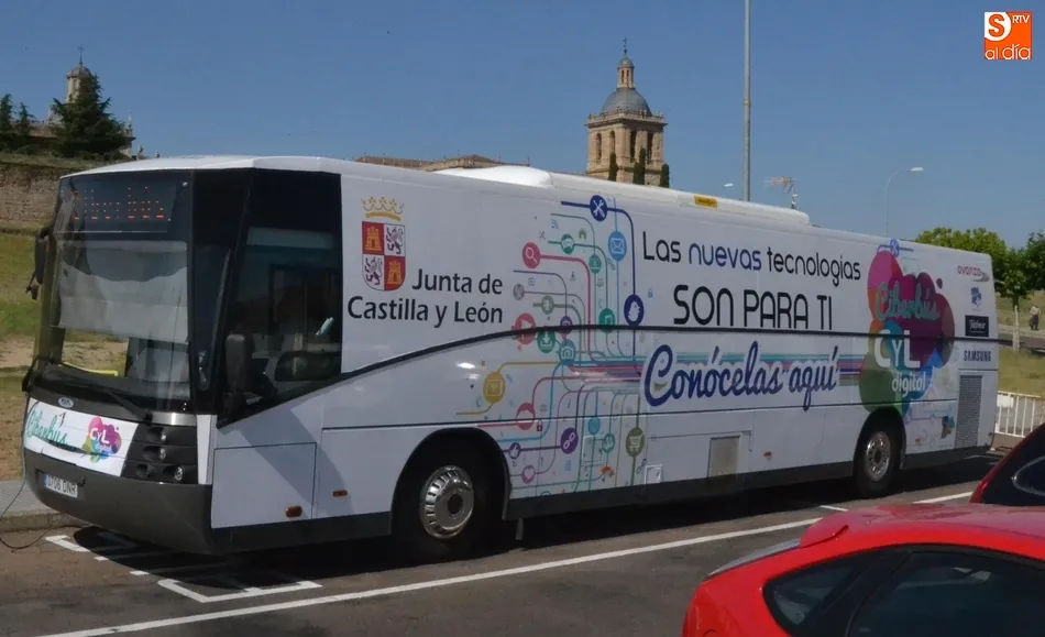 Foto 7 - El Ciberb&uacute;s CyL Digital hace parada en la ciudad con escasa respuesta  