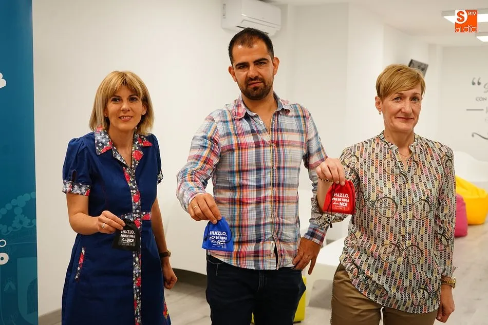 La diputada Eva Picado y los concejales Carlos Arasa y Yolanda Alonso muestran los auriculares de regalo para peñistas
