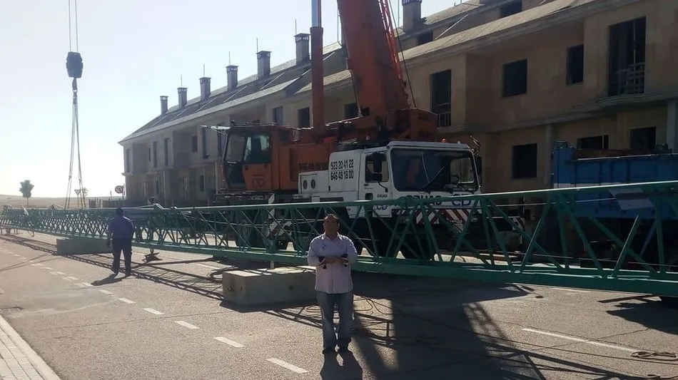 Adiós a la grúa de construcción de la calle Valencia de Villares de la Reina
