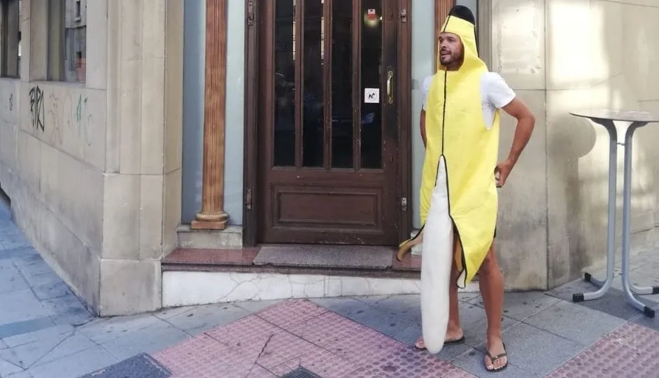 Dela, a la puerta del establecimiento, disfrazado.