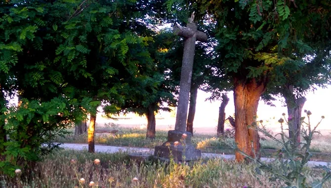 El Ayuntamiento de Rágama pide ayuda urgente ante el posible colapso de la cruz de piedra del cementerio