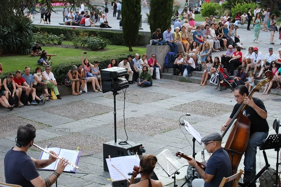 Un instante de la actuación. Fotos: Alberto Martín