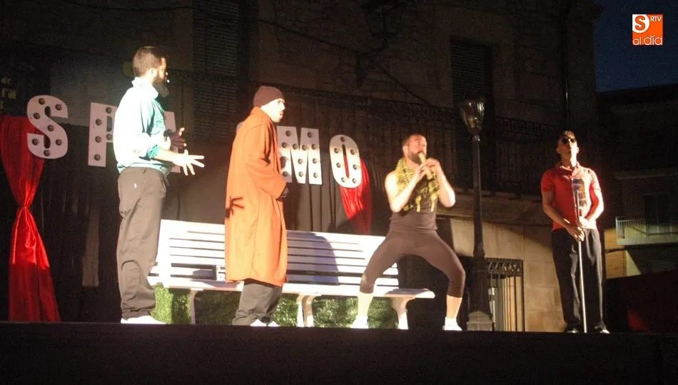 Humor salpicadod e realidad, o realidad salpicada de humor, algo así dejó Spasmo Teatro en Vitigudio / FOTOS: SILVESTRE