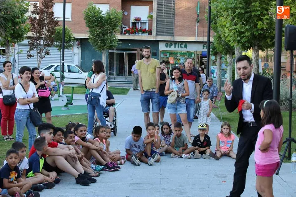 Foto 9 - El Mago Pedro divierte y sorprende a los vecinos de Garrido