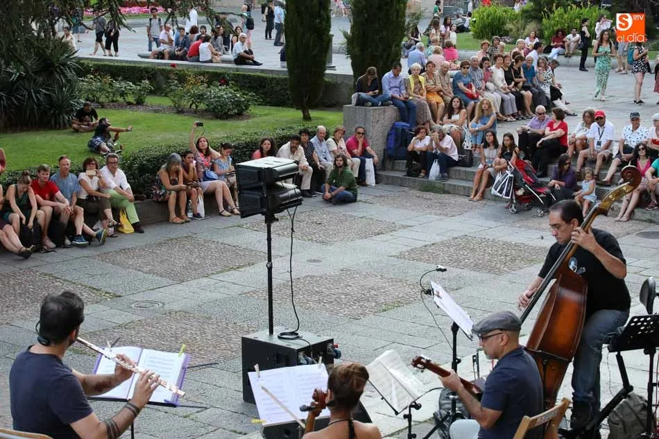 Foto 10 - Canorok vuelve a llevar sus ritmos latinos a la Plaza de Anaya