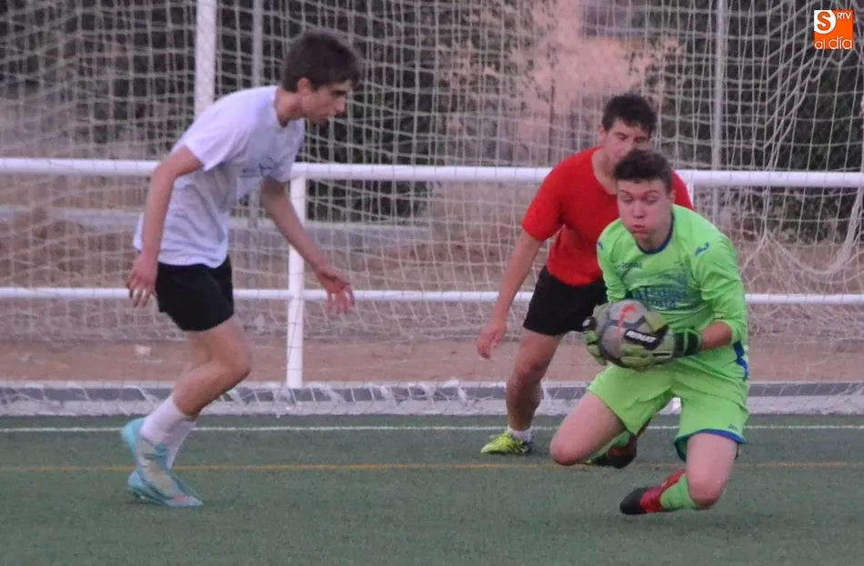 El portero del Villazarcillo, David, atrapa una de las últimas grandes ocasiones de Perfumería Luna Roja