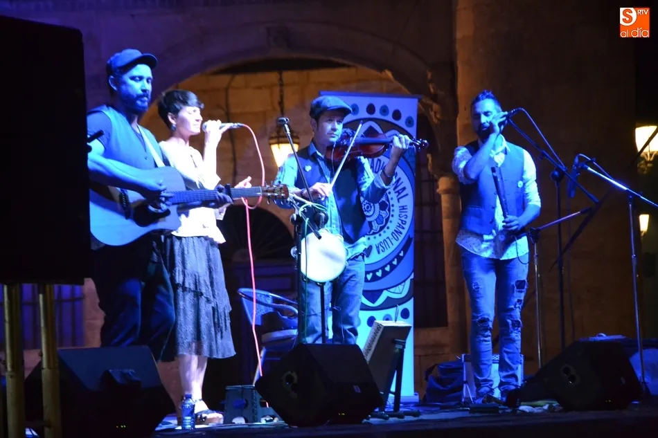 Un público creciente disfruta del espectáculo musical del grupo Folk on Crest  