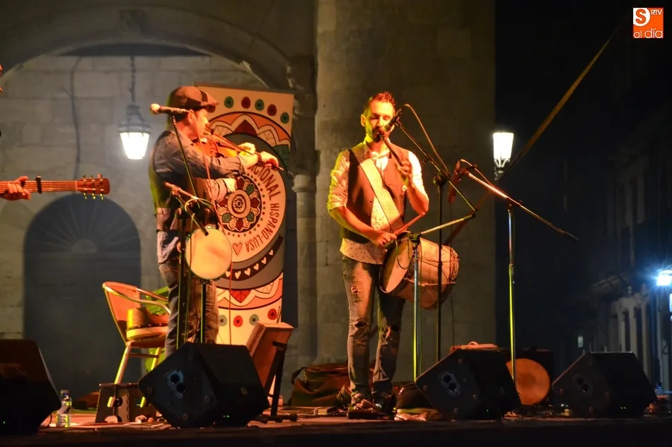 Foto 5 - Un p&uacute;blico creciente disfruta del espect&aacute;culo musical del grupo Folk on Crest  