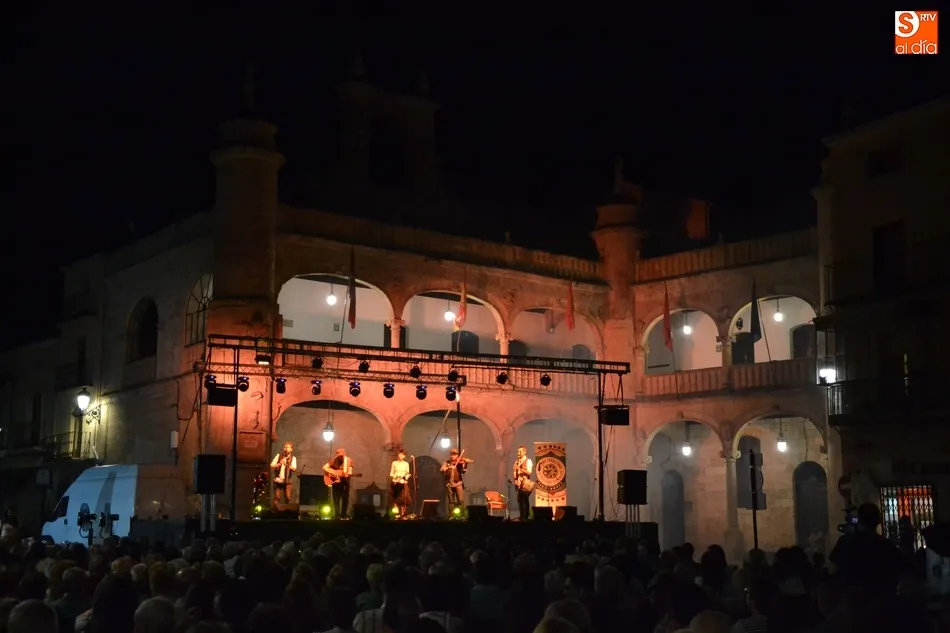 Foto 4 - Un p&uacute;blico creciente disfruta del espect&aacute;culo musical del grupo Folk on Crest  