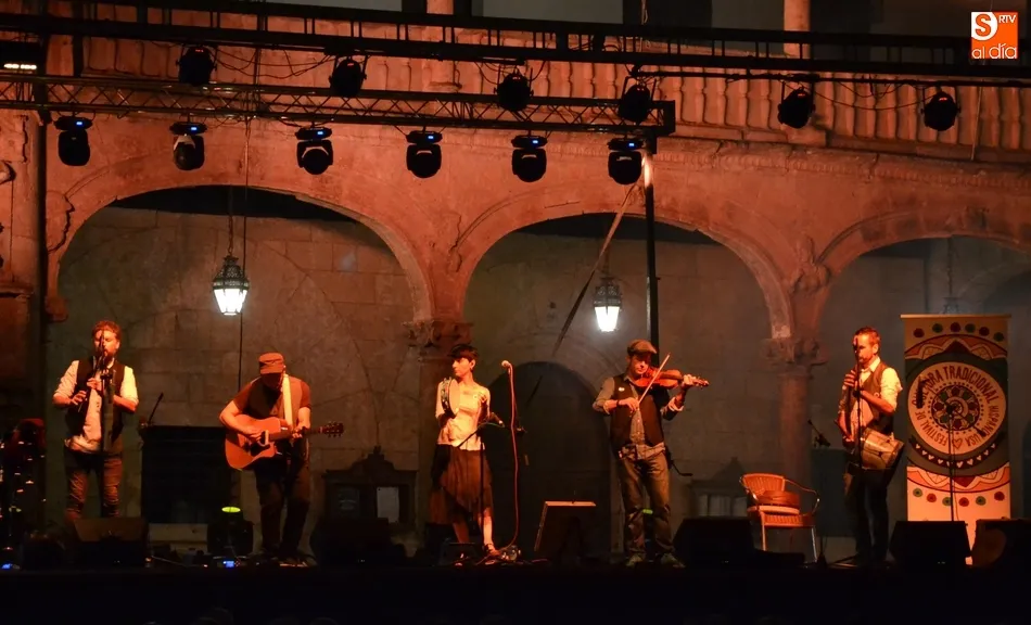 Foto 2 - Un p&uacute;blico creciente disfruta del espect&aacute;culo musical del grupo Folk on Crest  