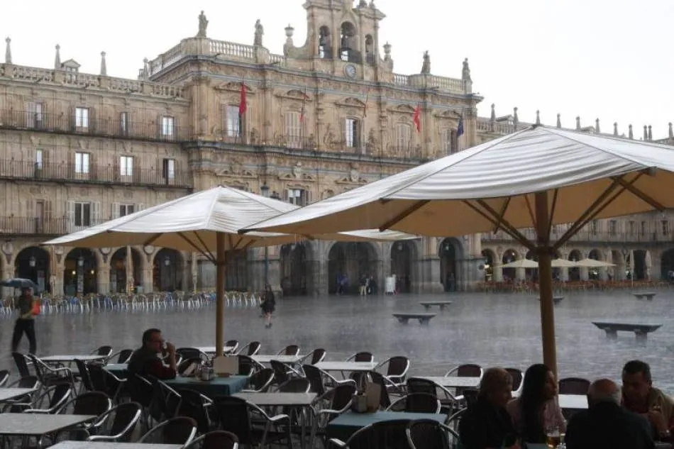 Plaza Mayor de Salamanca en una jornada lluviosa