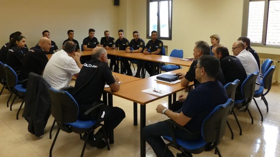Foto 2 - Diez alumnos inician su periodo de pr&aacute;cticas en la Comisar&iacute;a de Salamanca  