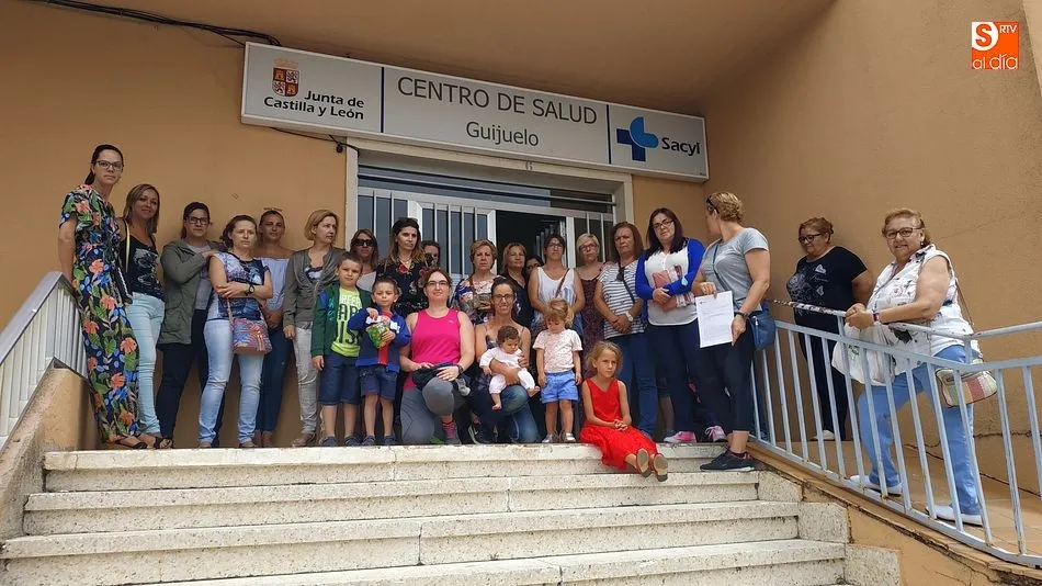 Numerosos vecinos presentan una queja por la falta de personal médico en el centro de salud
