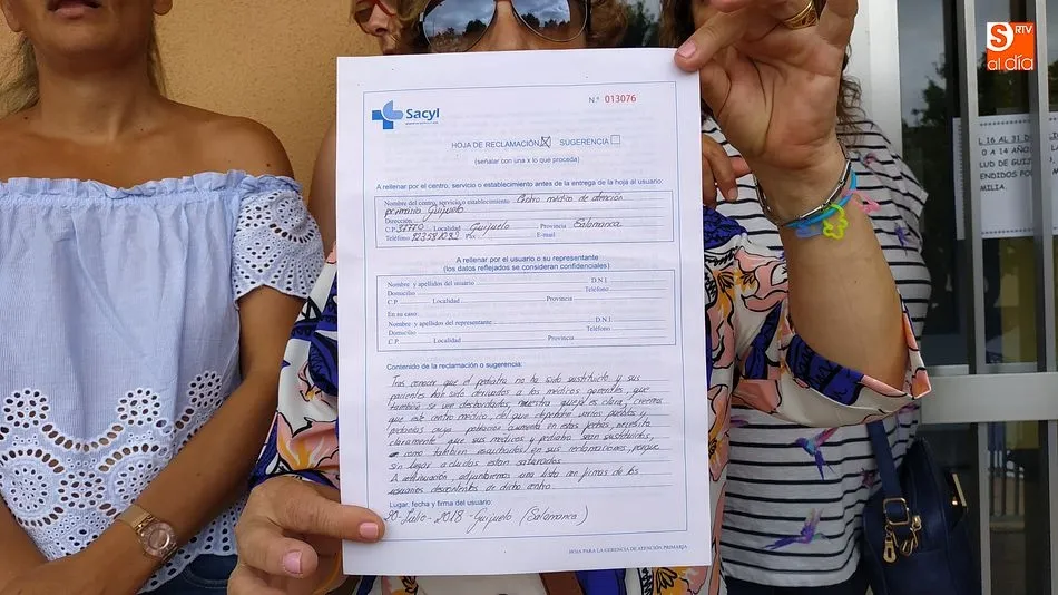 Foto 3 - Numerosos vecinos presentan una queja por la falta de personal m&eacute;dico en el centro de salud