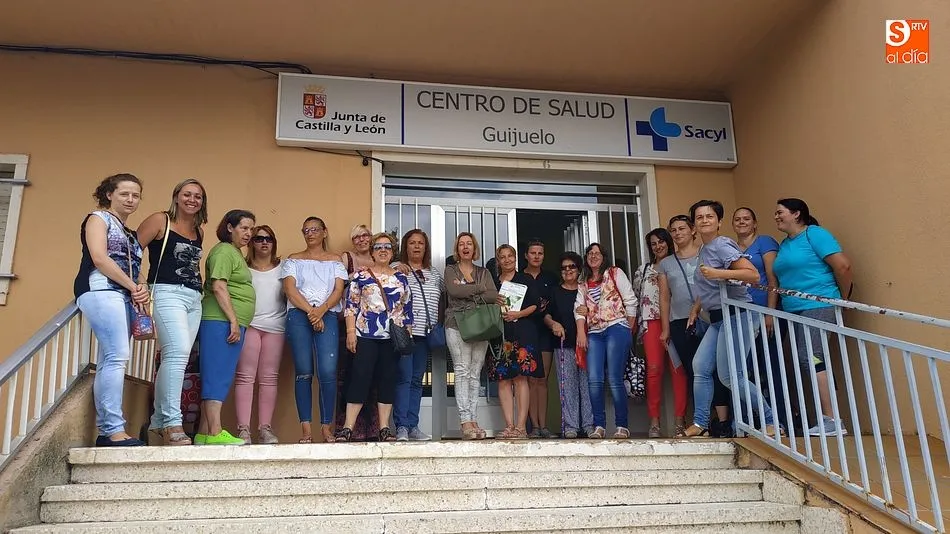 Foto 2 - Numerosos vecinos presentan una queja por la falta de personal m&eacute;dico en el centro de salud